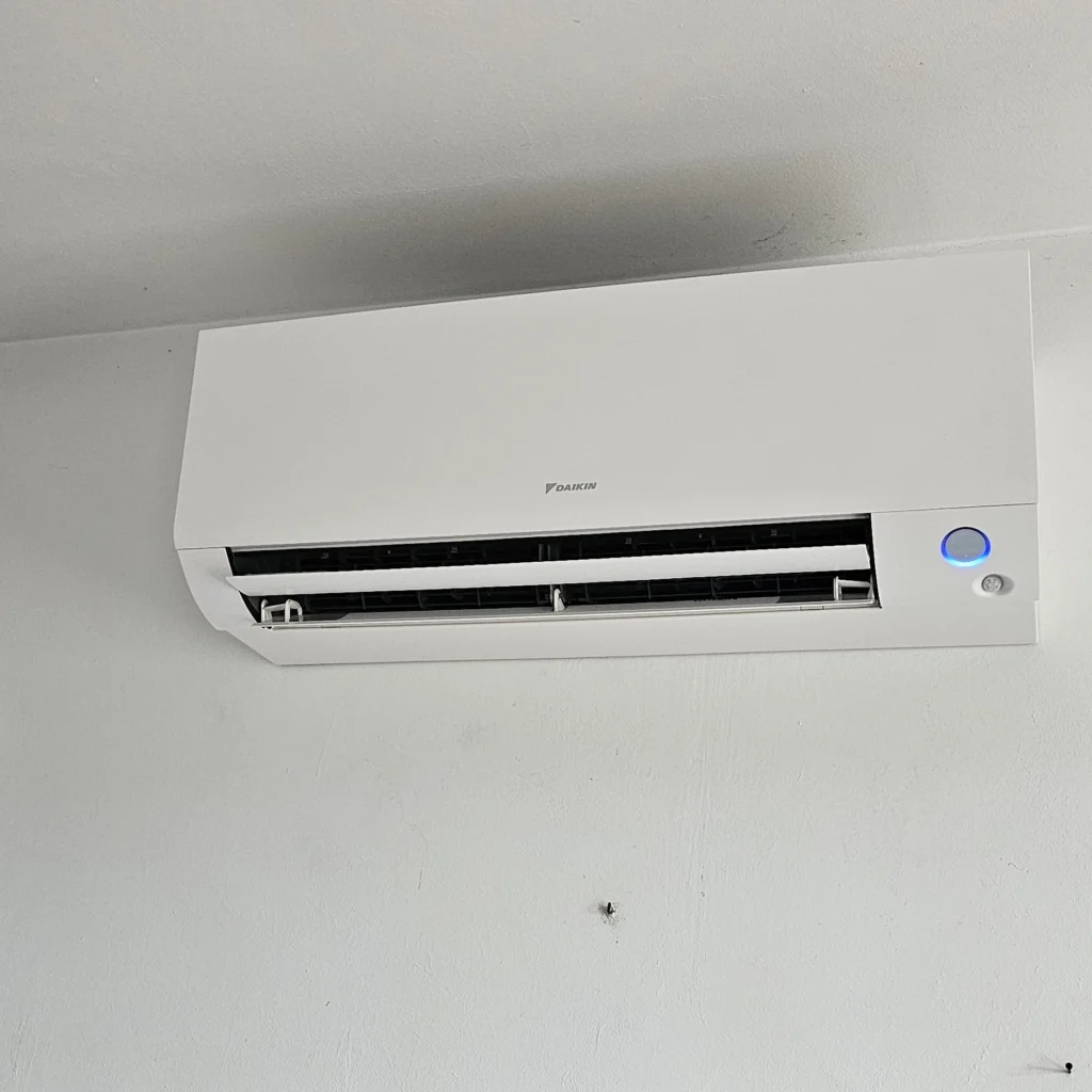 Pose soignée d'un climatiseur mural Daikin Perfera